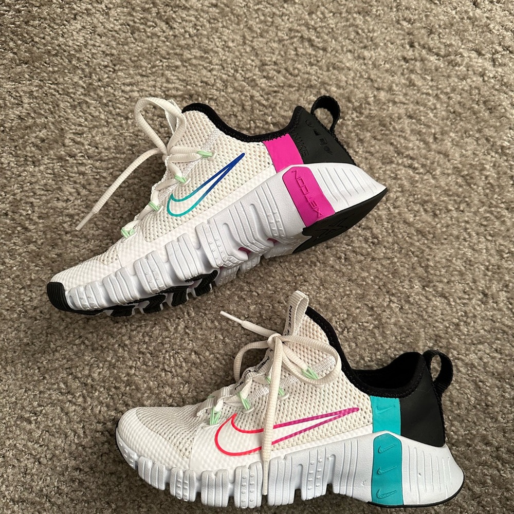 Nike Metcon White Shoes with Pink and Teal Highlights - Picture 2 of 5
